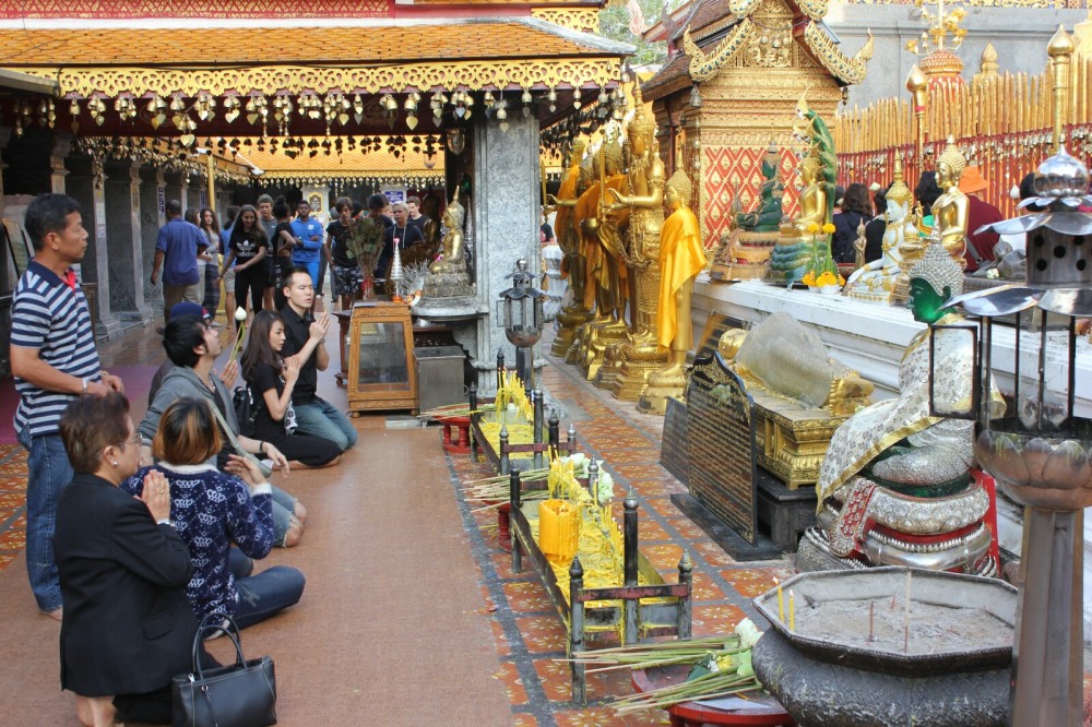 Feligresos que resen a la imatge de Buda al Wat Doi Suthep