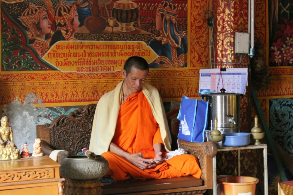 Monjo budista whatssapejant amb Siddaharta Gautama